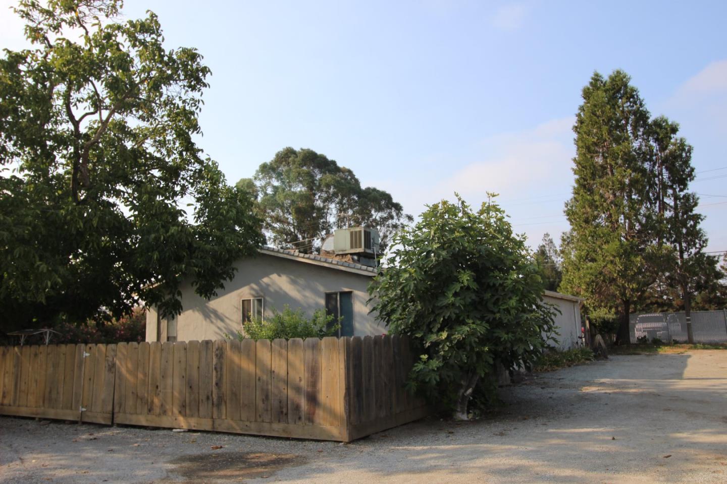 2025 Pacheco Pass HWY - Kitchen