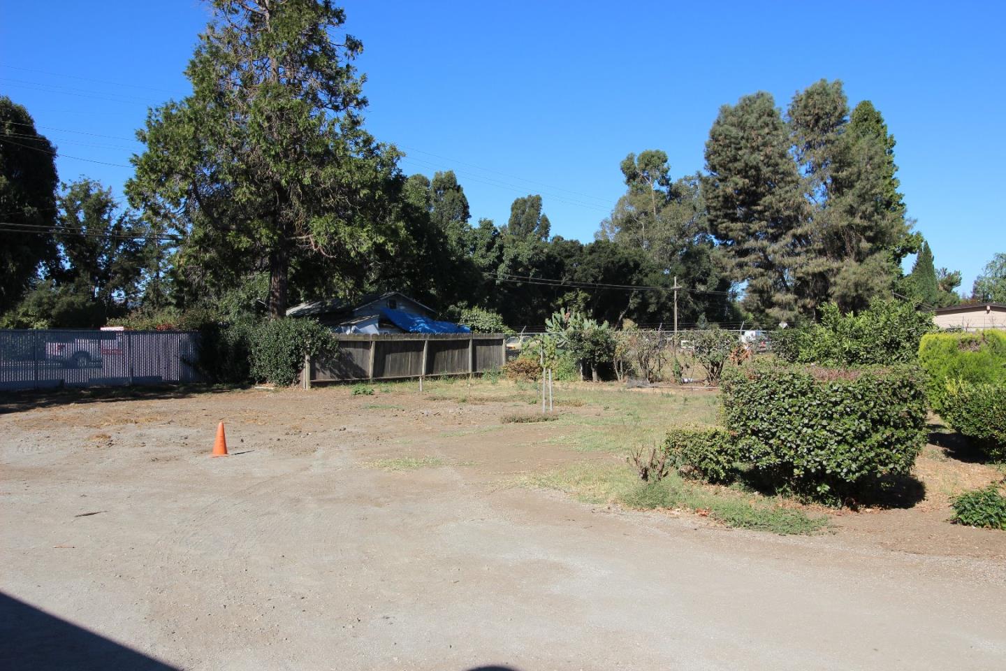 2025 Pacheco Pass HWY - Bathroom