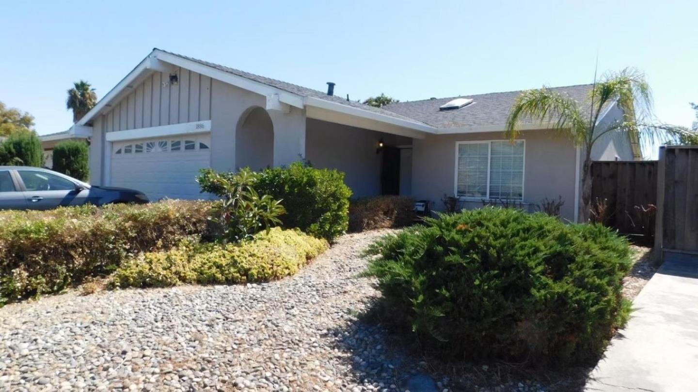 1886 Pine Hollow CIR