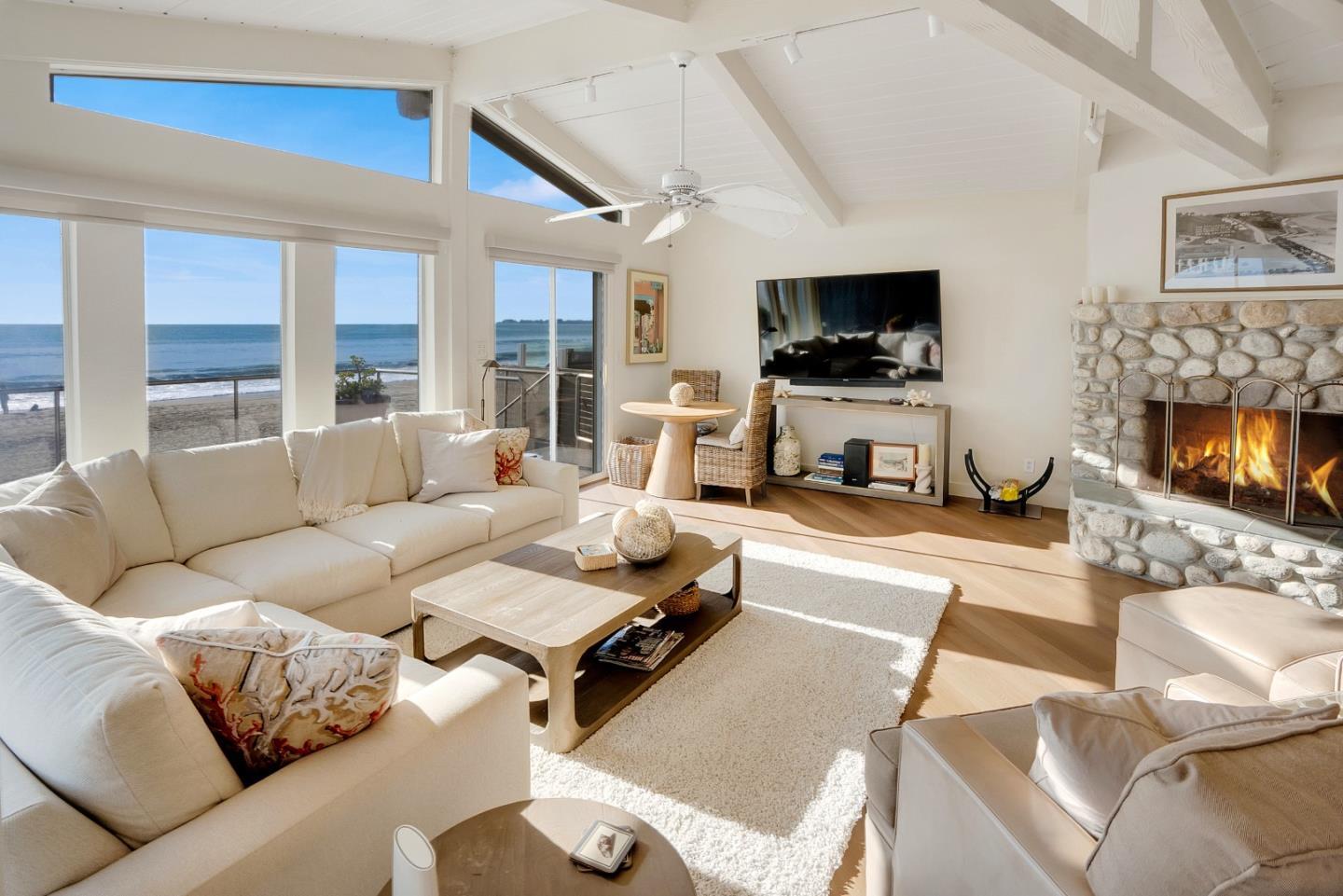 545 Beach DR - Living area
