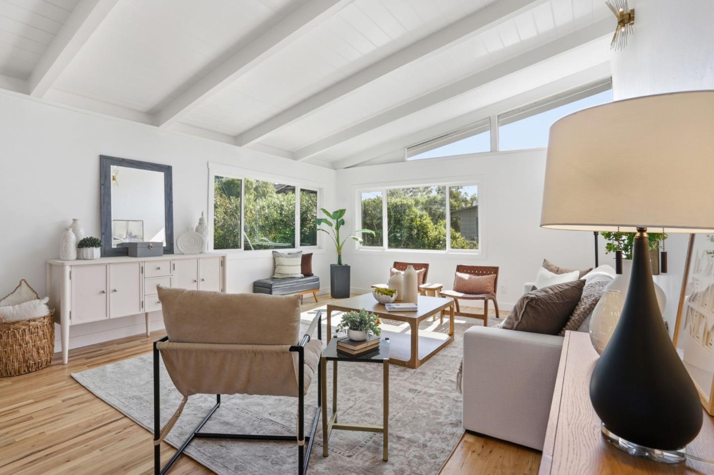3233 Maplethorpe LN - Living area