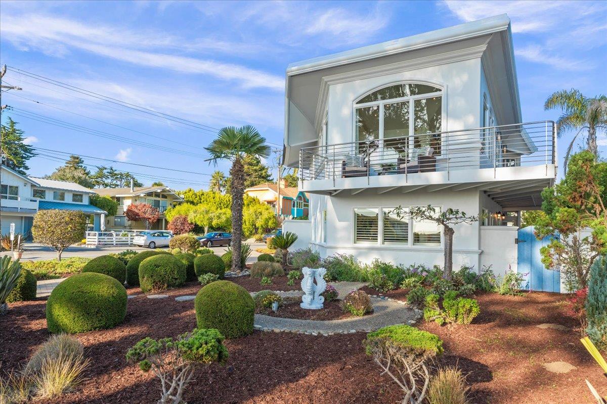 433 Seaview DR - Living area