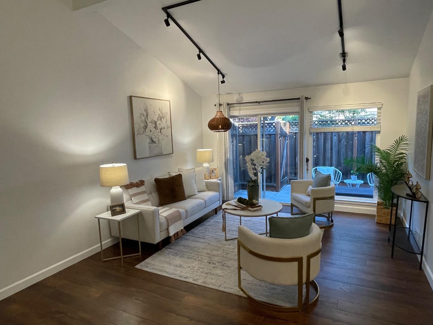 1358 Charmwood SQ - Interior