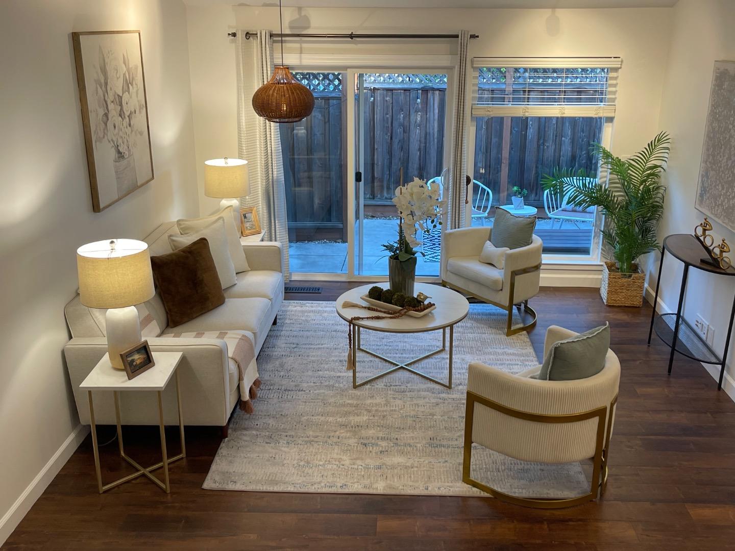 1358 Charmwood SQ - Living area