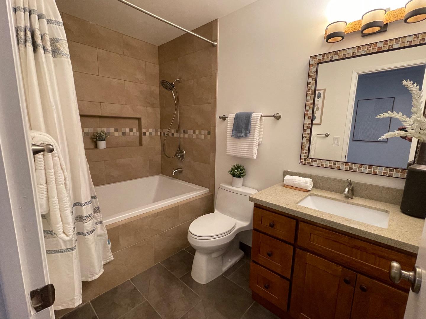 1358 Charmwood SQ - Bathroom