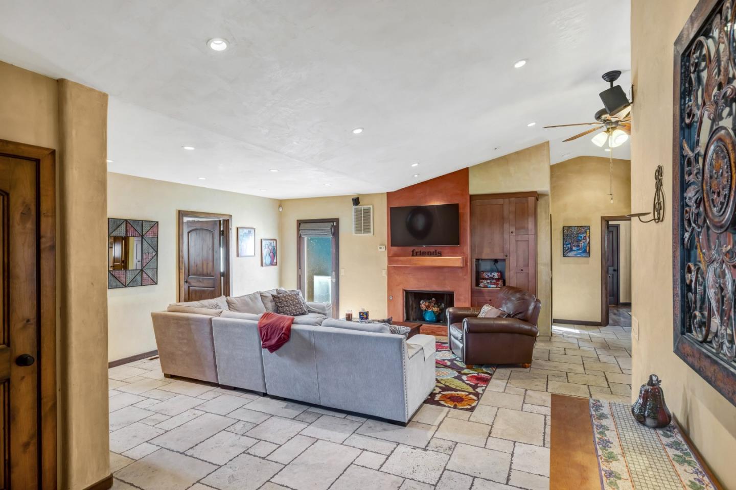 810 Altura PL - Living area
