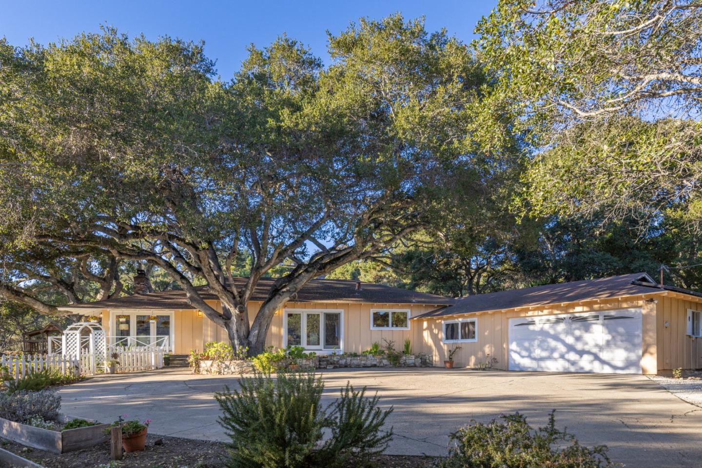9805 Carmel Valley RD