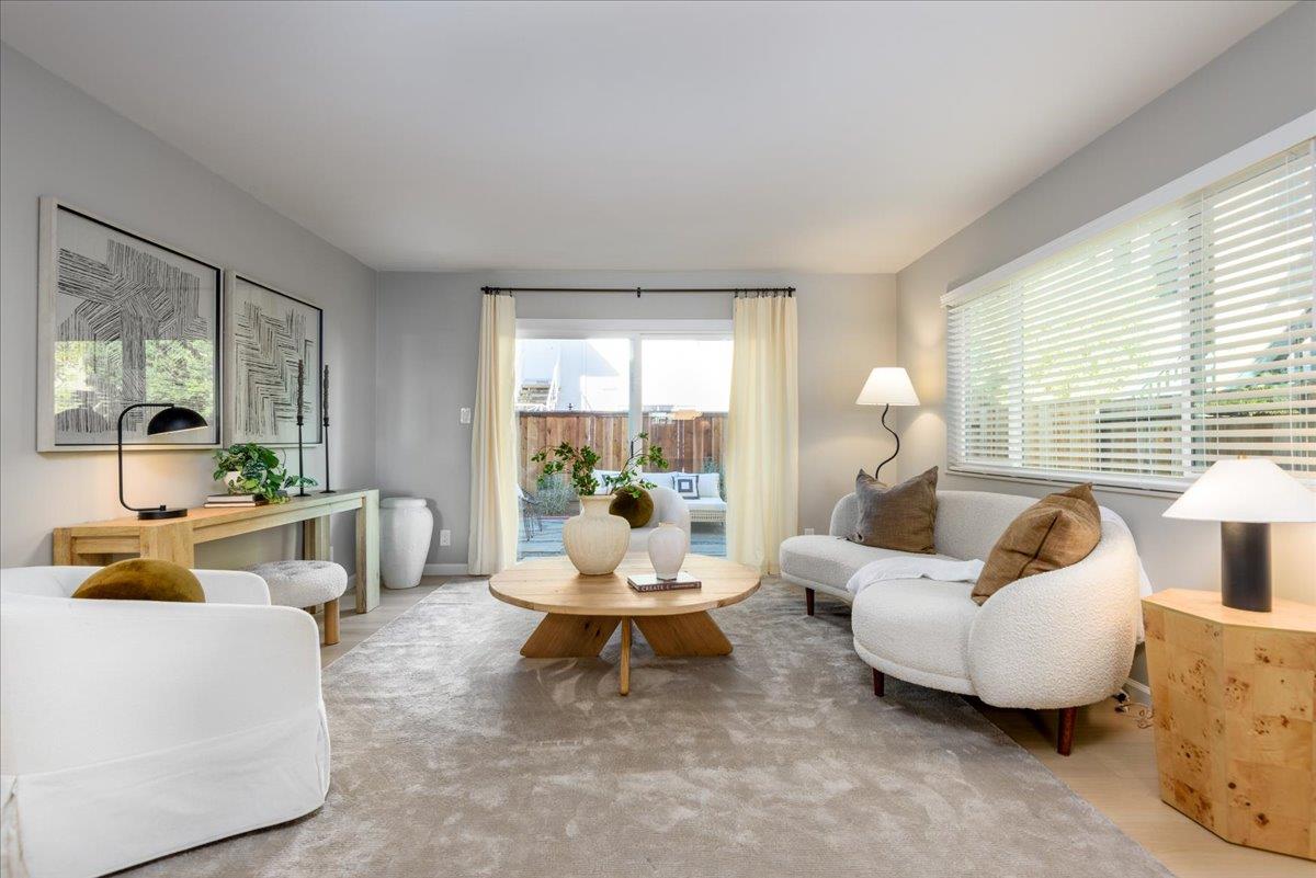 543 Everett CT - Living area