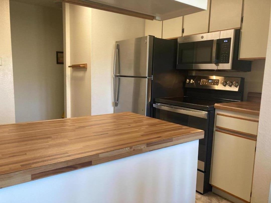 2316 Shelter Creek LN - Kitchen