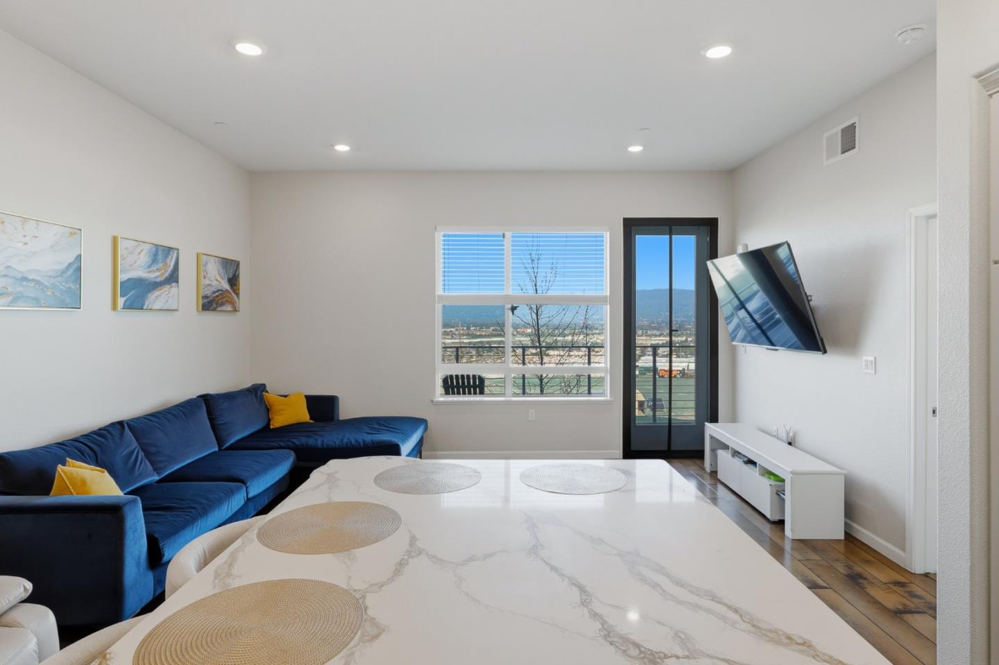 382 Llano De Los Robles AVE 3 - Living area