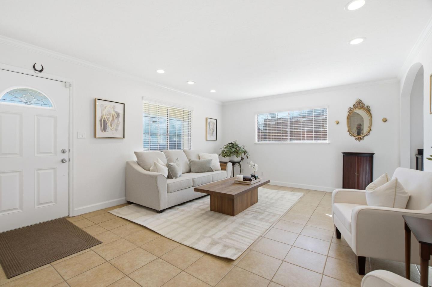 1061 Shamrock DR - Living area