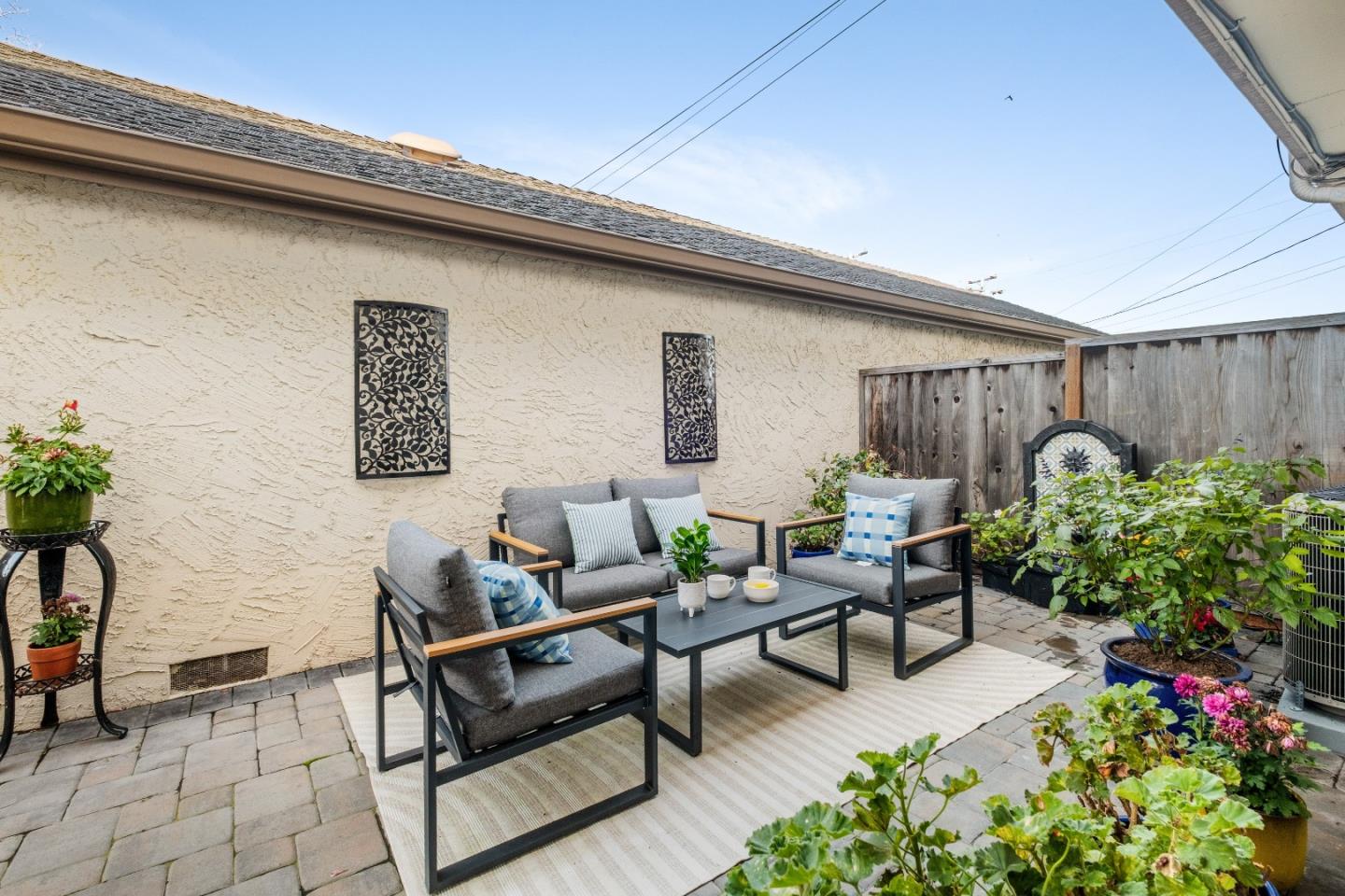 1031 Las Palmas DR - Living area