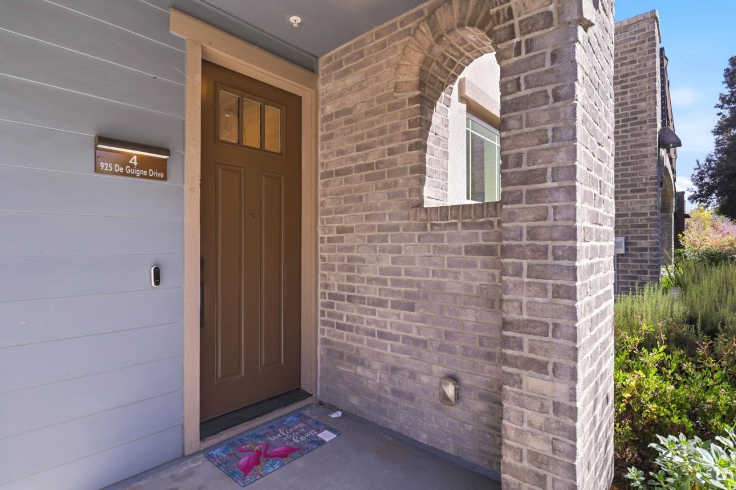 925 De Guigne DR 4 - Living area