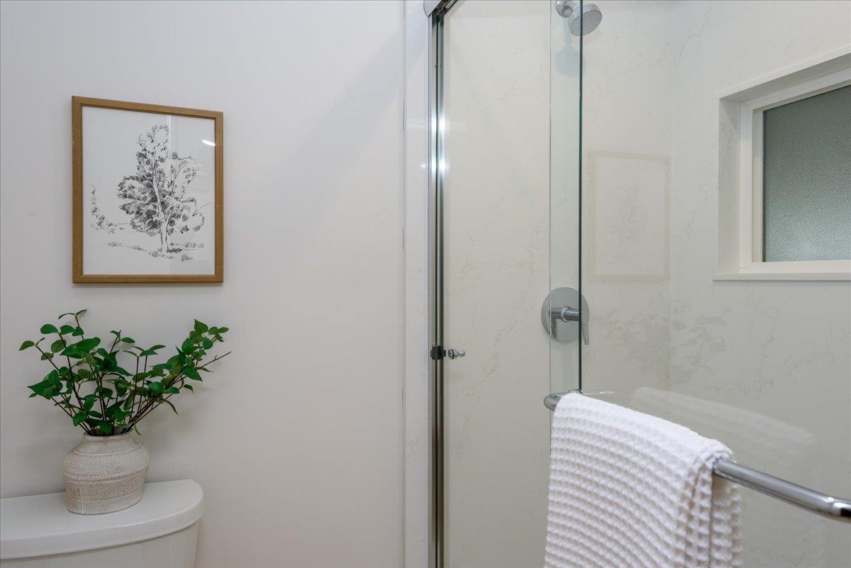 543 Everett CT - Bathroom