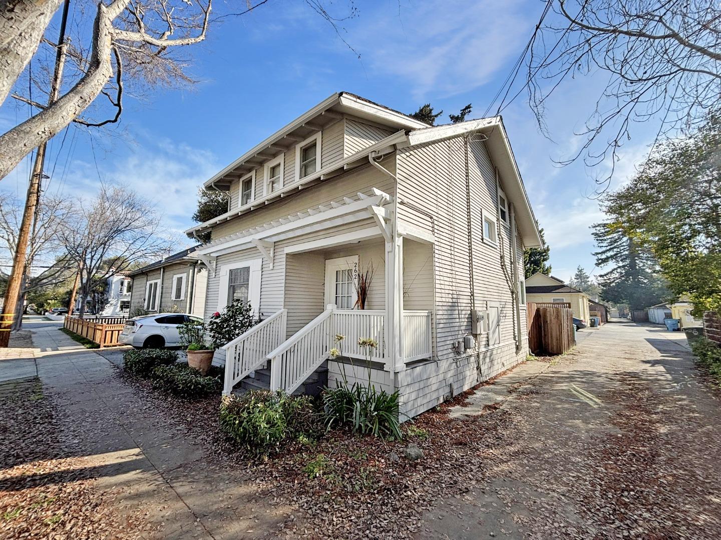 262 Hawthorne AVE - Living area