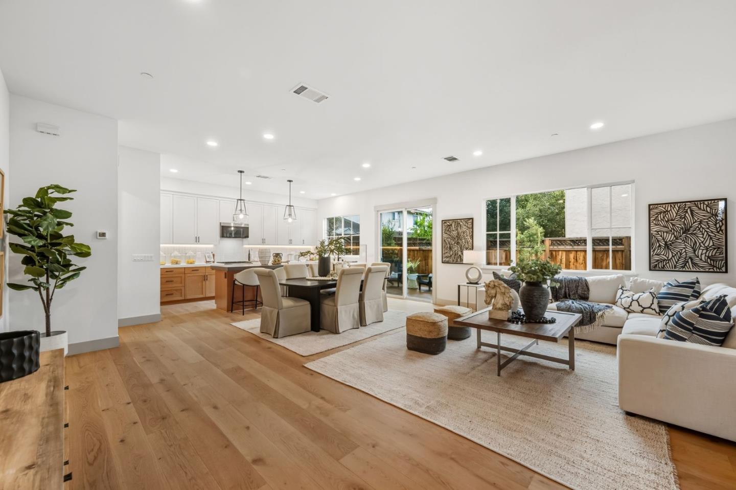 4914 Vivi Place - Living area