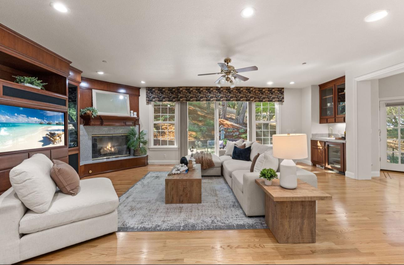 1925 Mantelli DR - Interior
