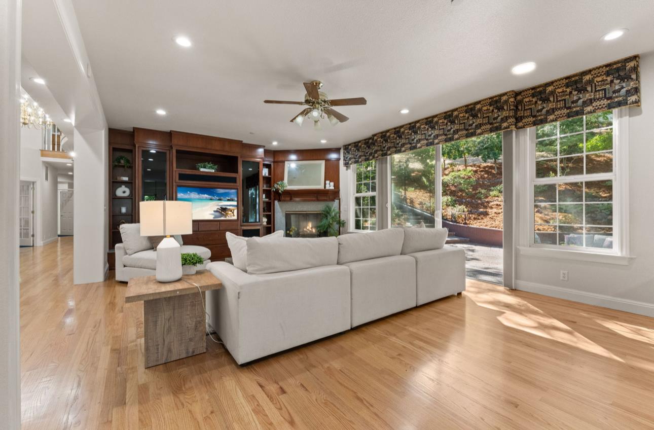 1925 Mantelli DR - Kitchen
