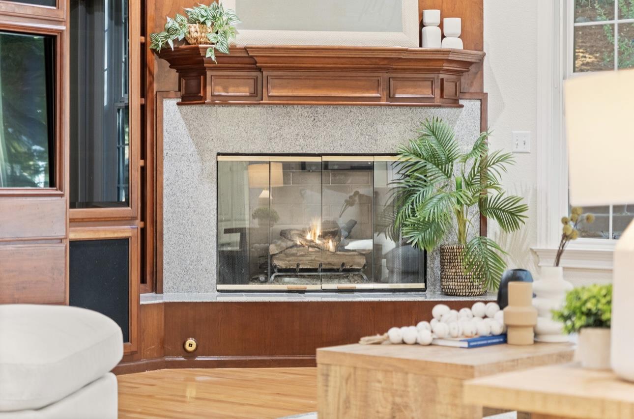 1925 Mantelli DR - Living area