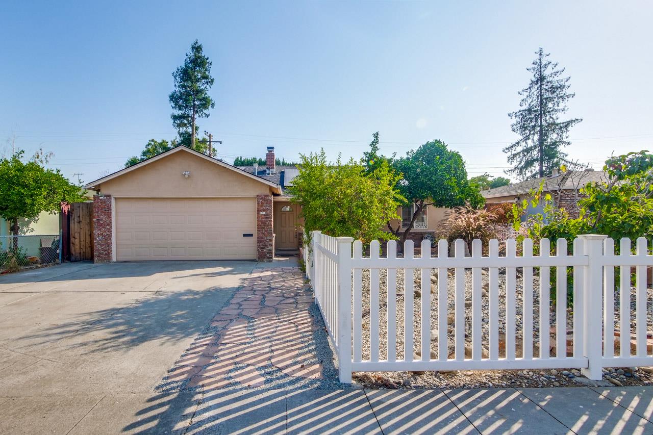 2872 Manda DR