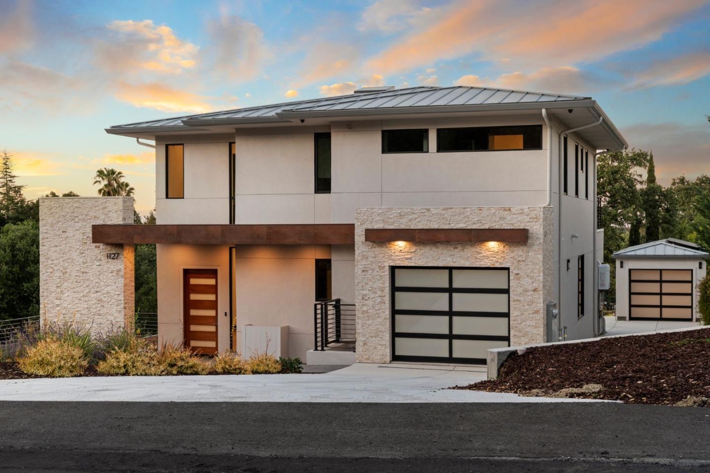 1127 Hillslope PL