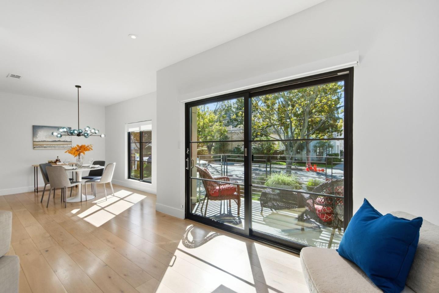 1326 Hoover ST 5 - Living area