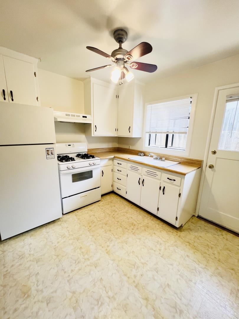 729 Mountain View AVE - Living area