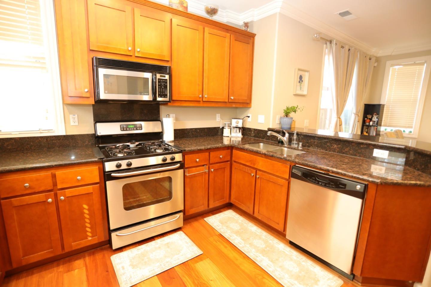 726 Tennyson DR - Living area