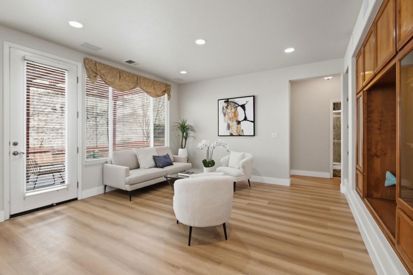 808 Cameron CIR - Living area