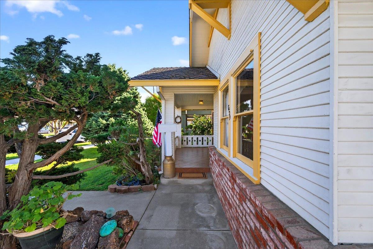 7429 Alexander ST - Kitchen