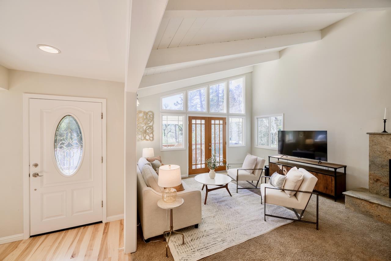 225 Nelson RD - Living area