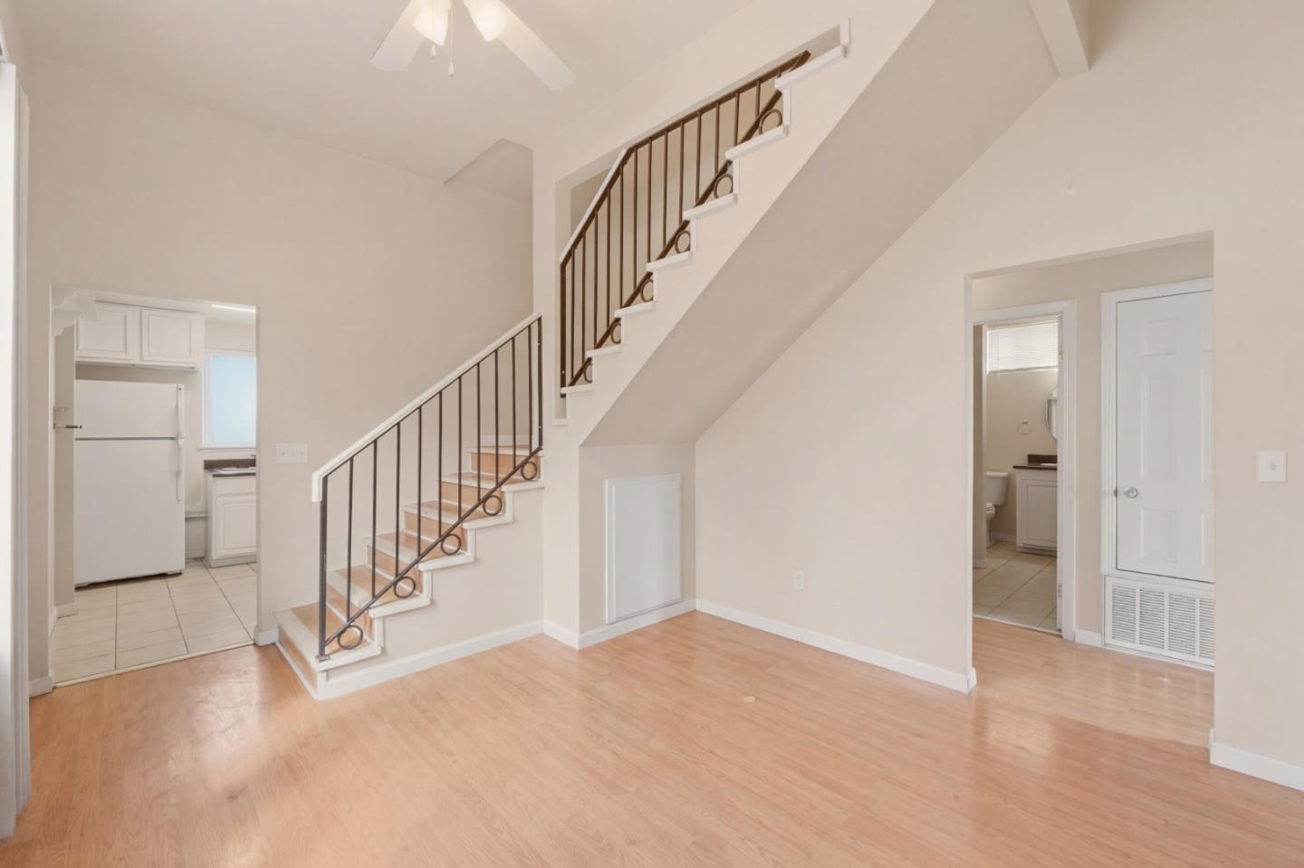 325 E Saint John ST - Living area