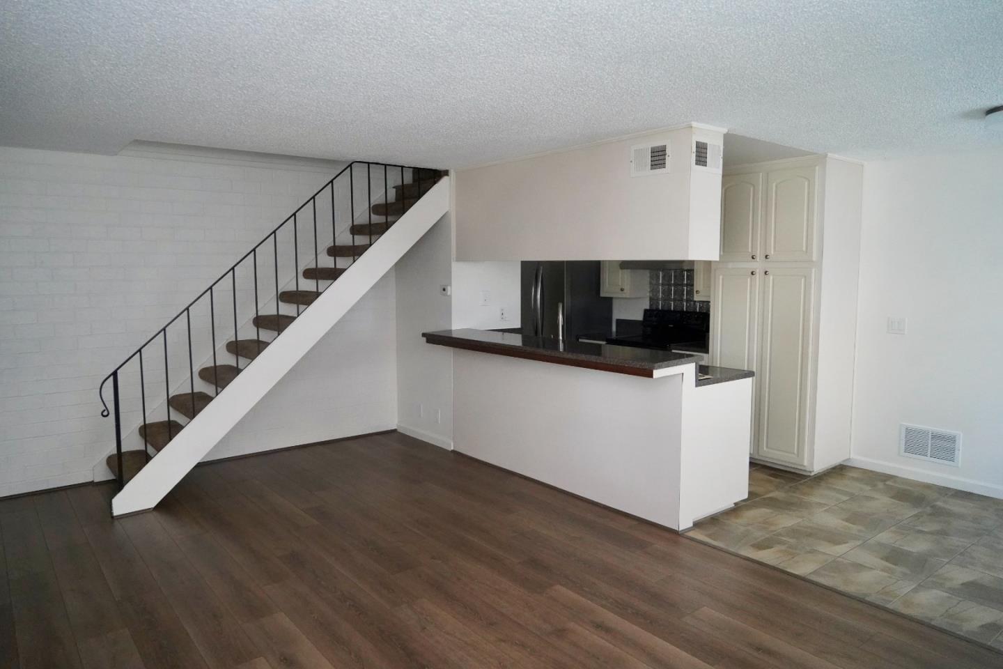 879 Wyman WAY 2 - Living area