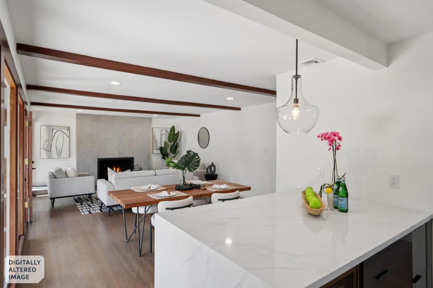 637 S Baywood AVE - Living area