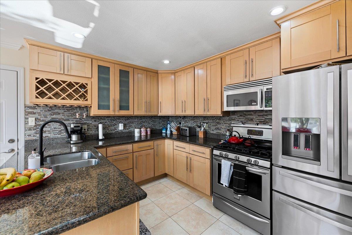 226 San Mateo AVE - Living area
