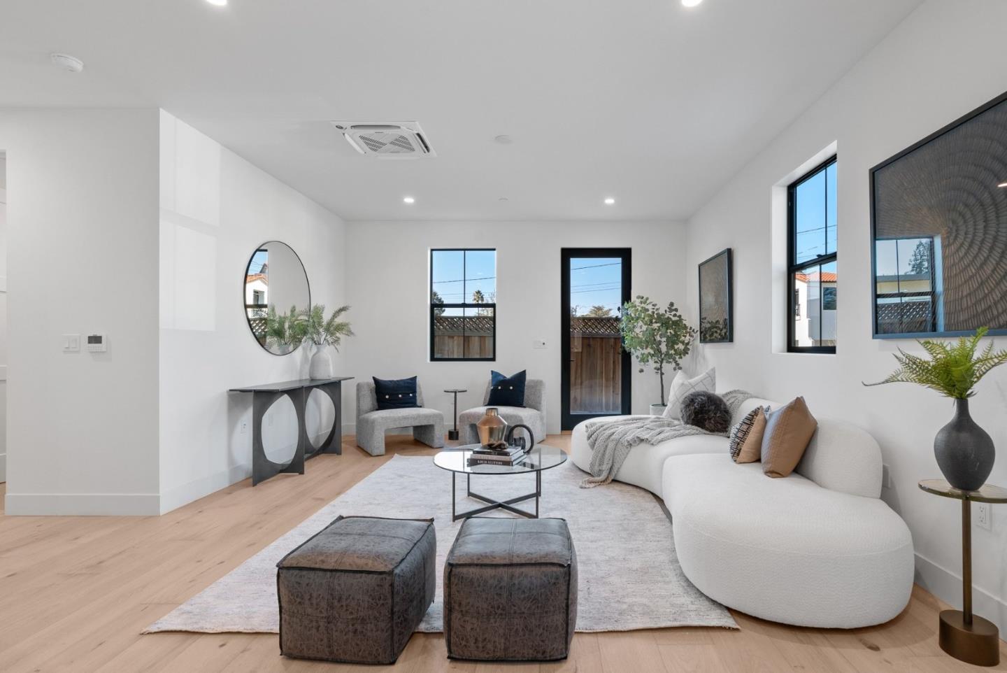 101 Sunnyside CT - Living area