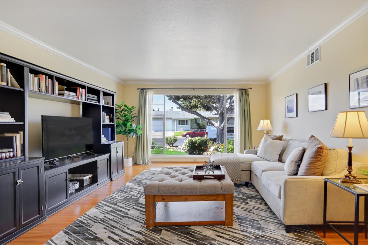 587 Cambridge DR - Kitchen