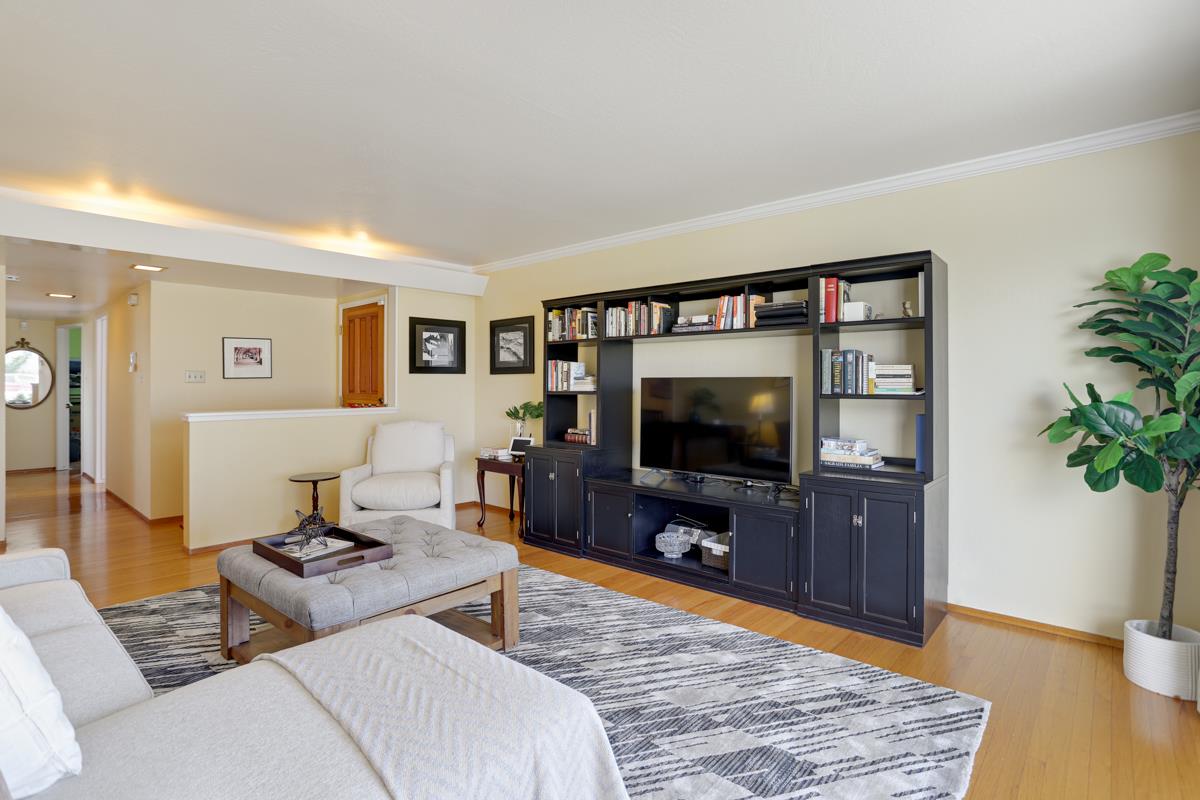 587 Cambridge DR - Living area