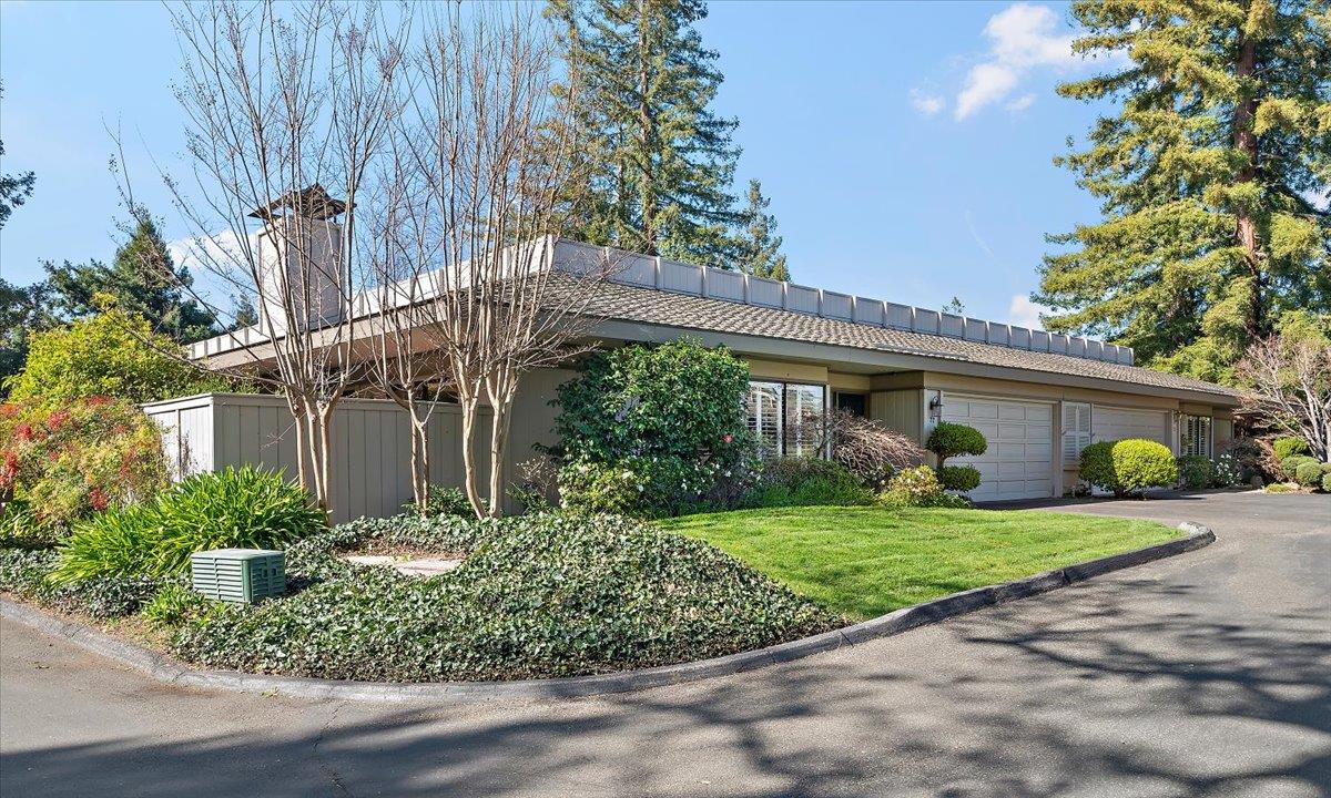 22 Bay Tree LN