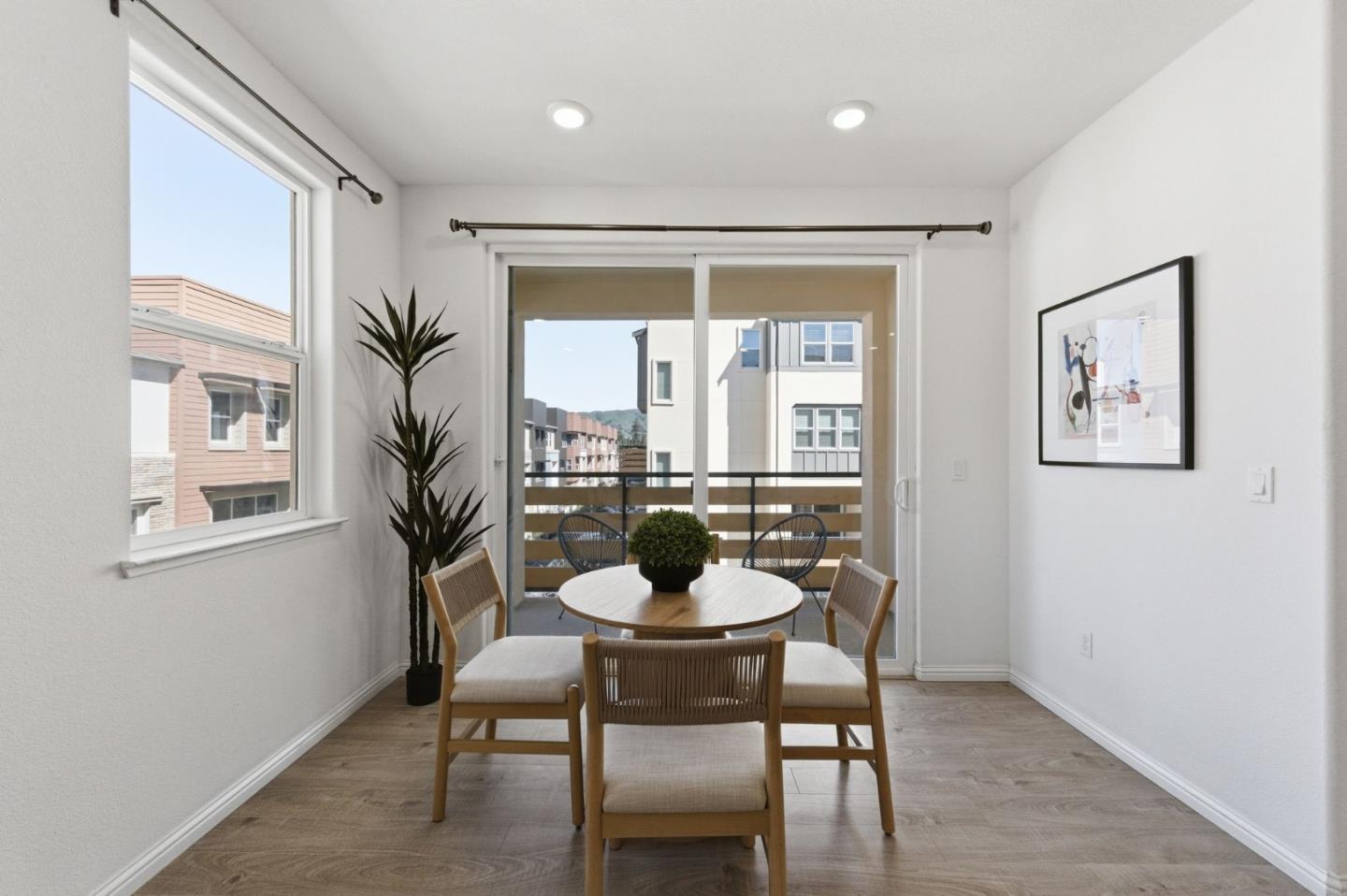 688 Squire AVE - Living area