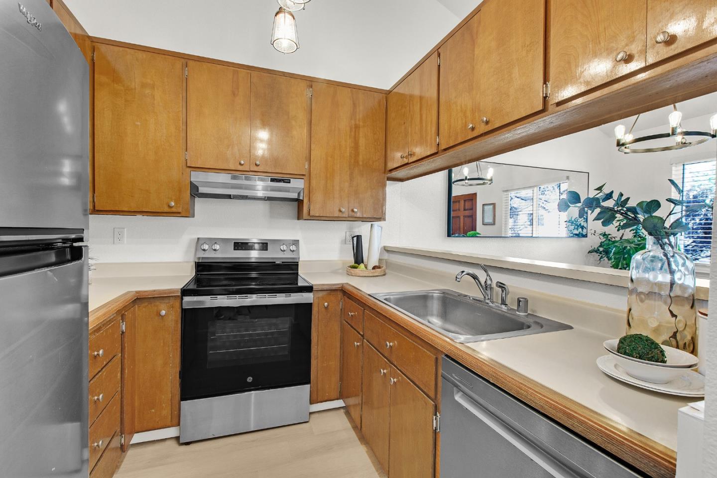 452 Coyote Creek CIR - Living area