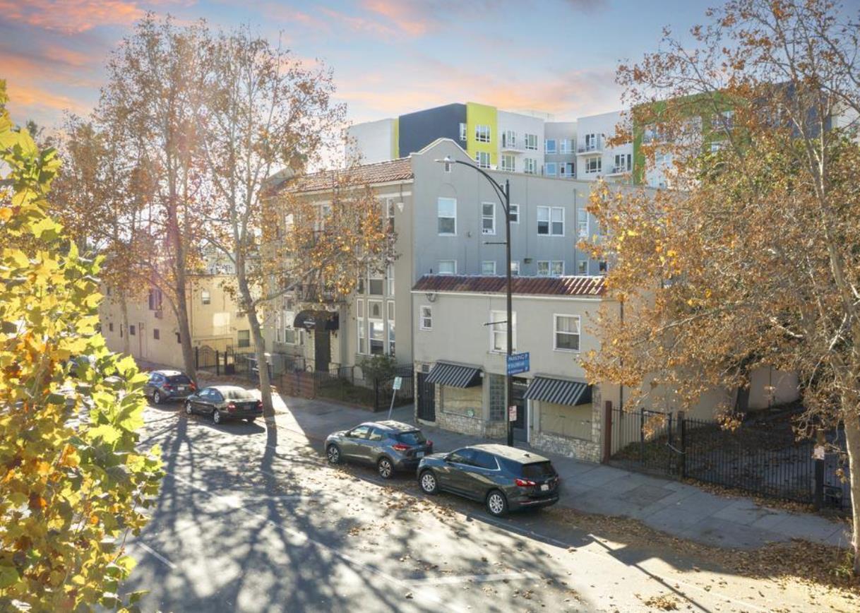 555 S 2nd ST - Kitchen