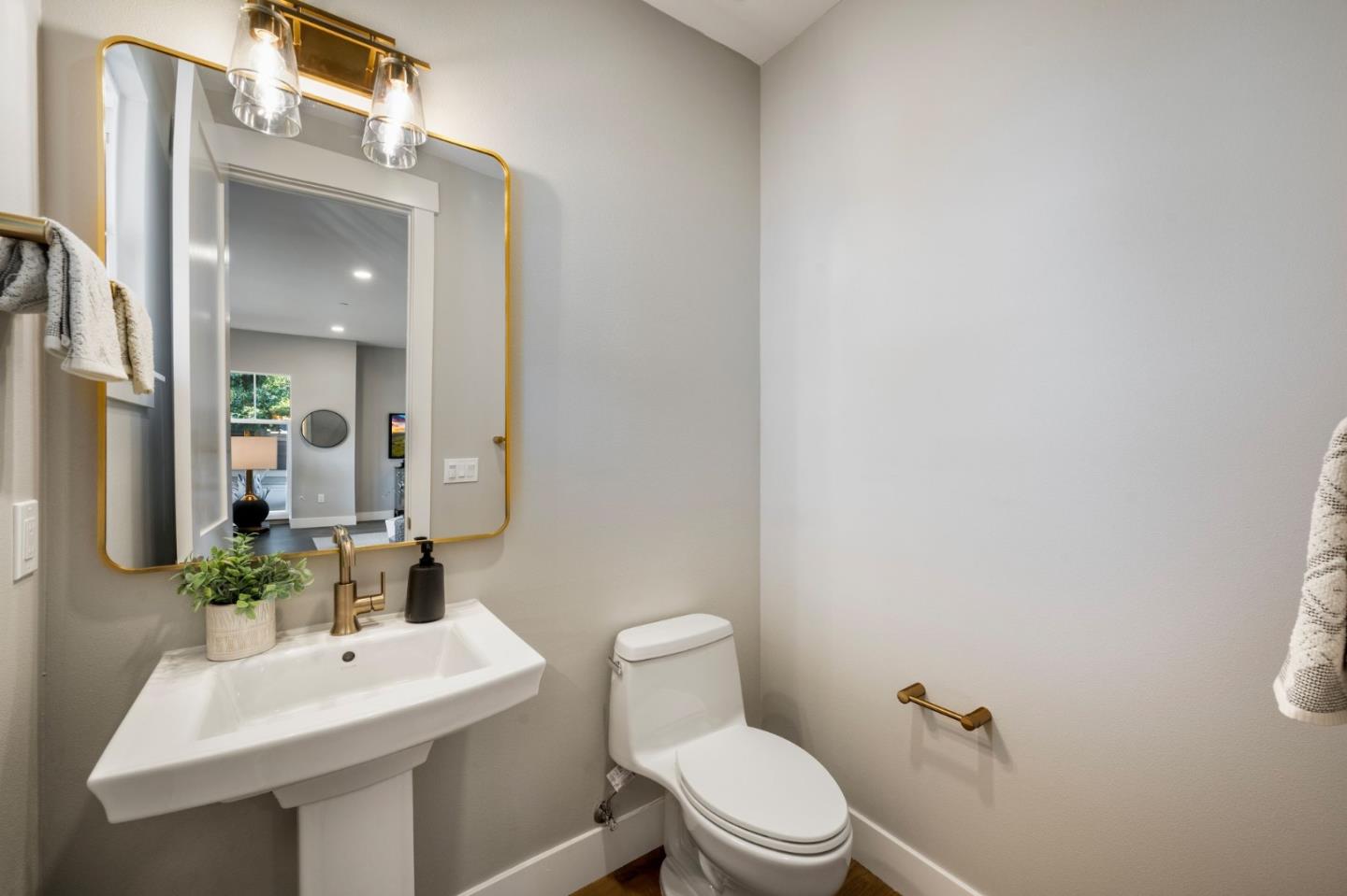 4910 Vivi Place - Bathroom