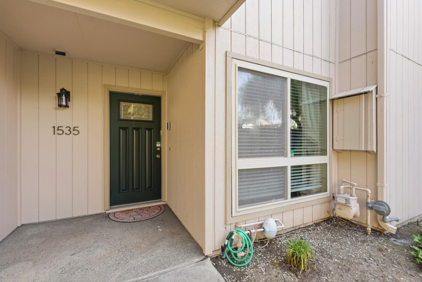 1535 Huddersfield CT - Kitchen