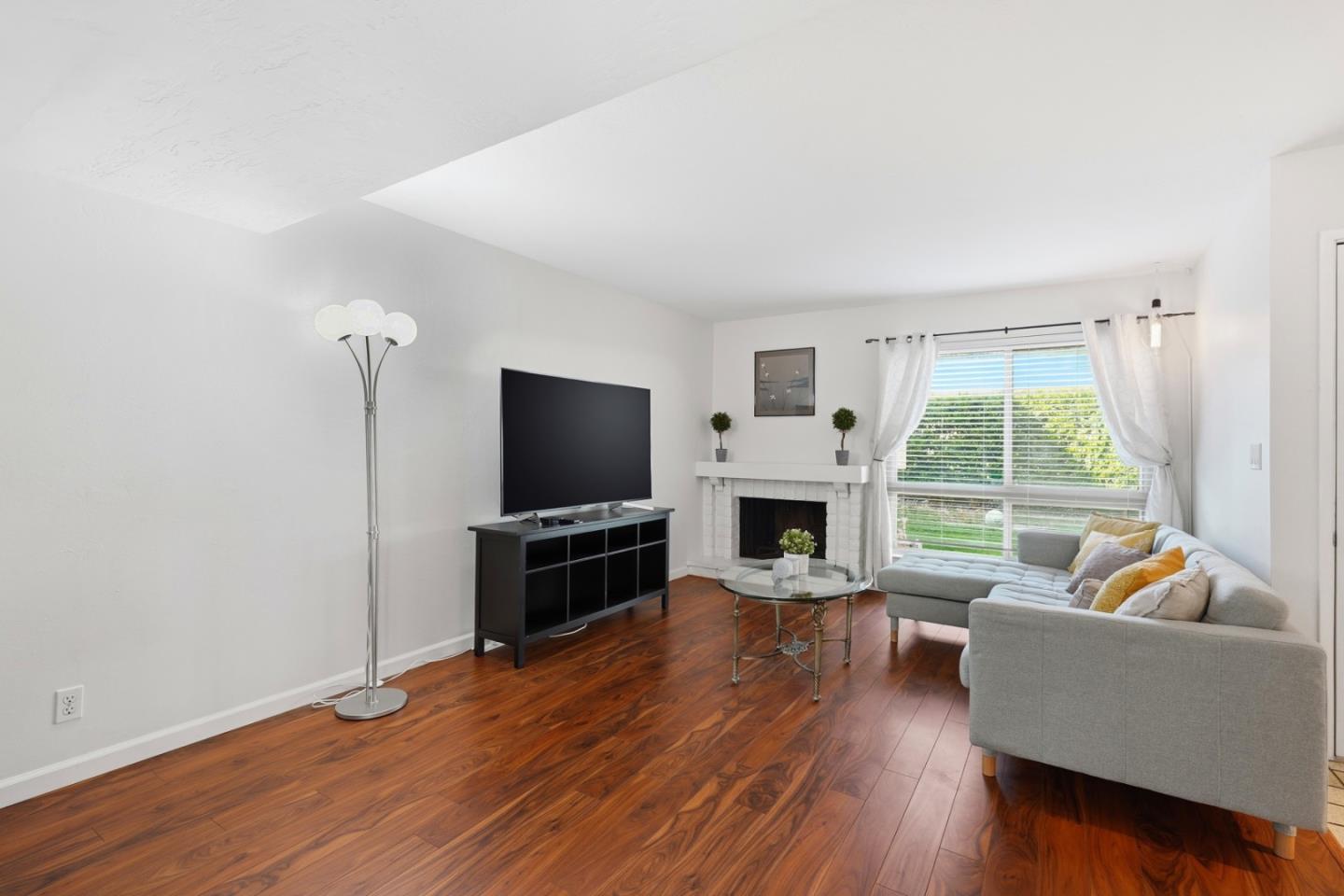 1535 Huddersfield CT - Living area