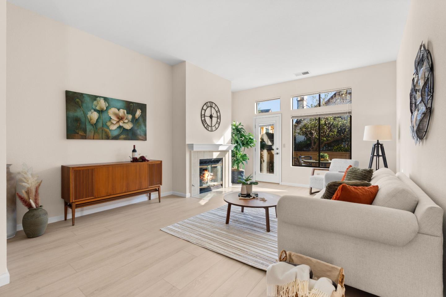 7640 Falkirk DR - Living area