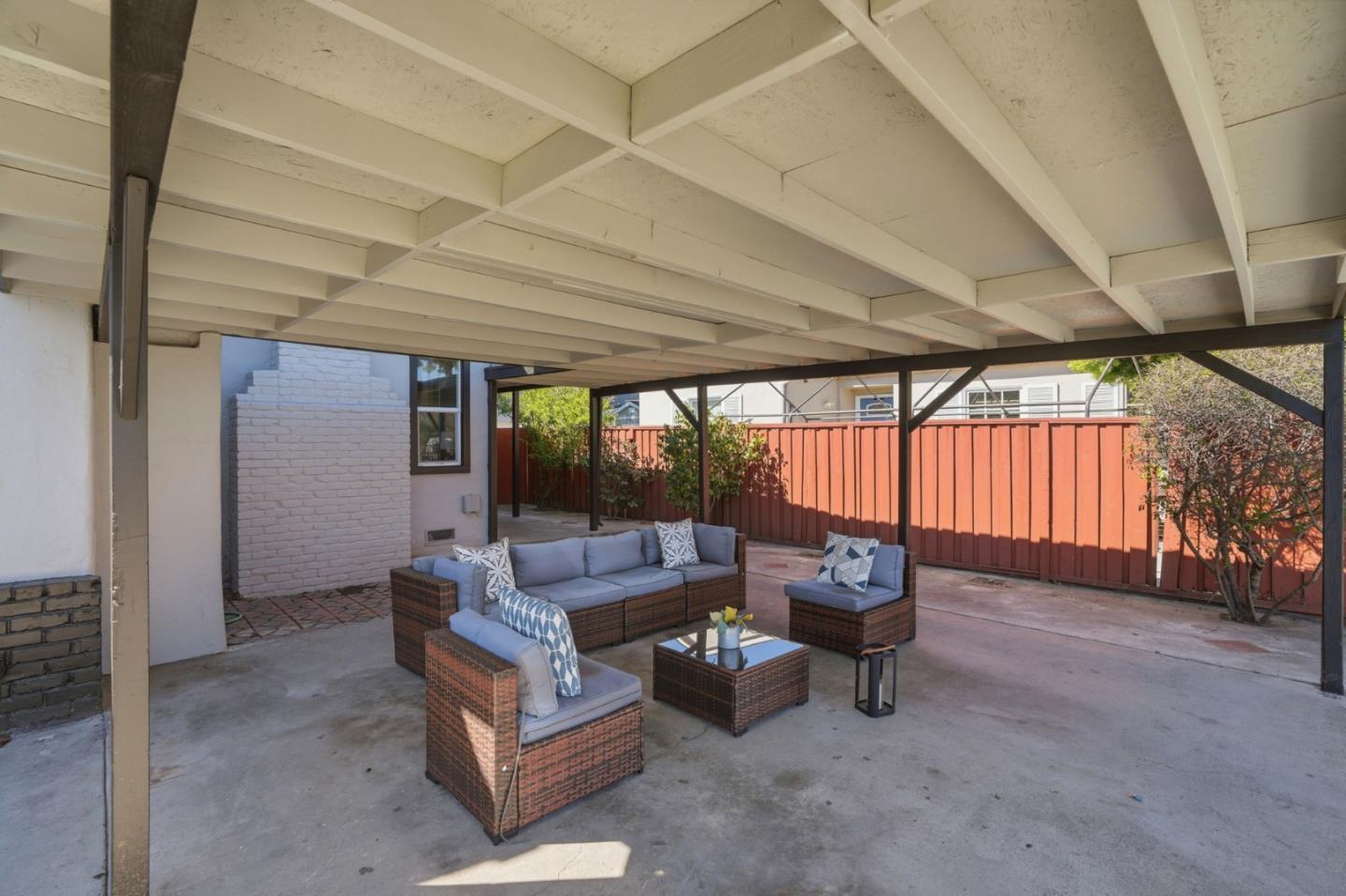 429 Daisy LN - Living area