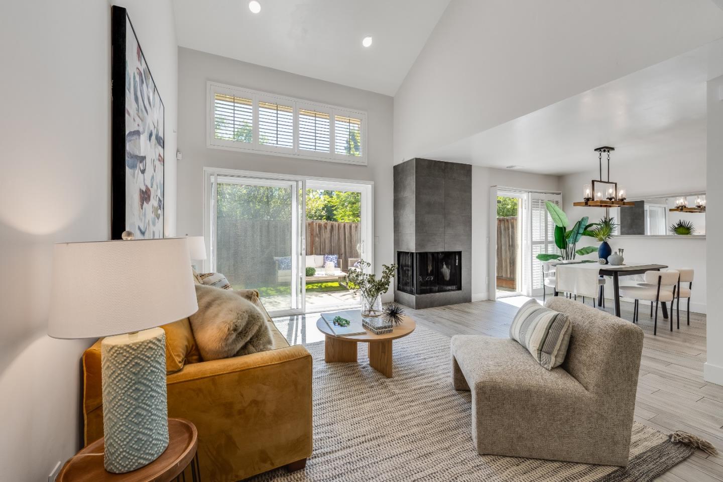 536 Clardy PL - Living area
