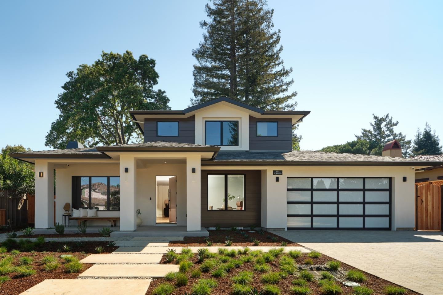 944 Aura WAY