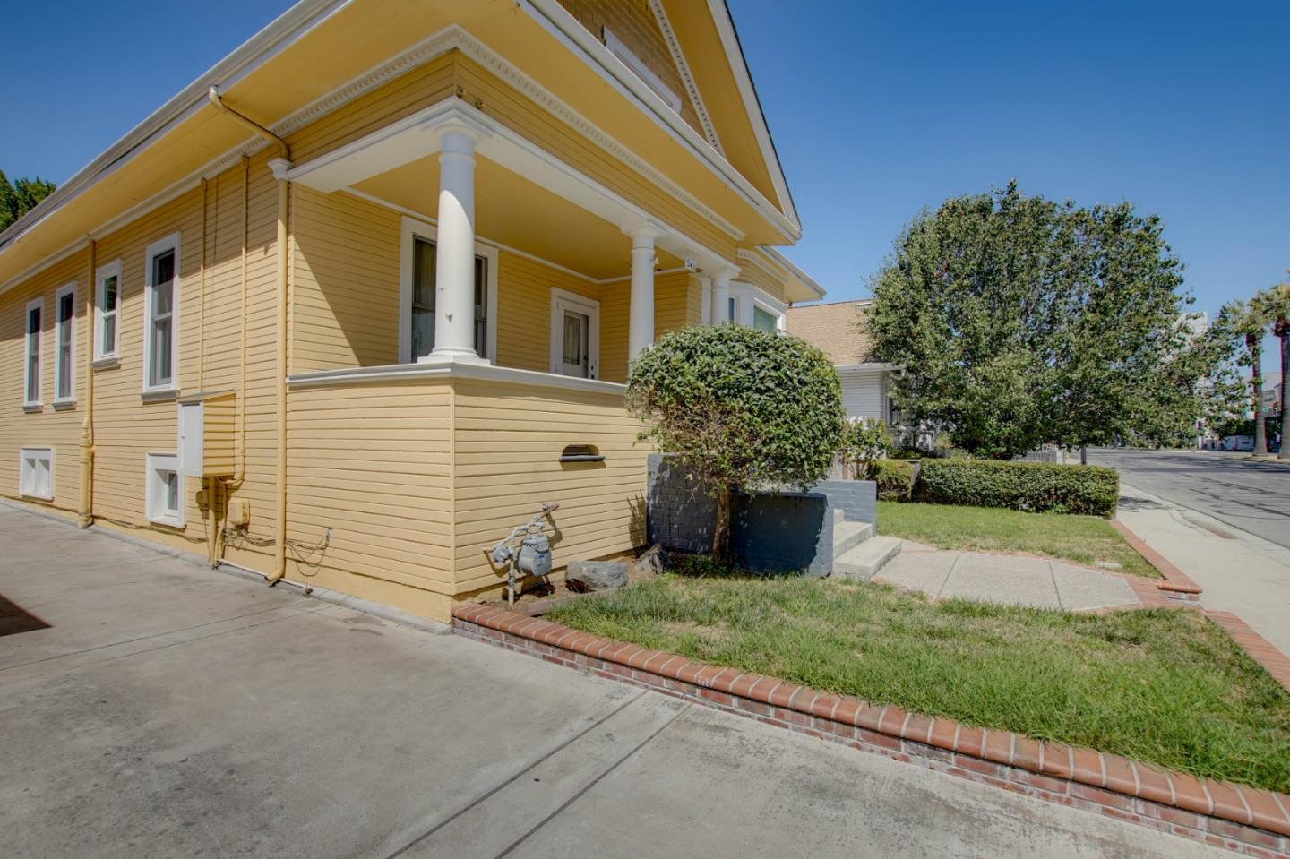 541 Vine ST - Living area